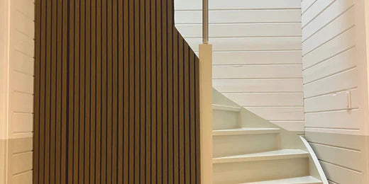 Créer une cage d’escalier élégante avec des panneaux en bois