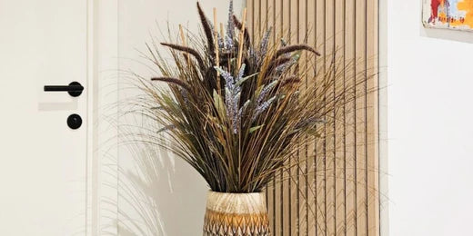 hall d’entrée avec des panneaux muraux